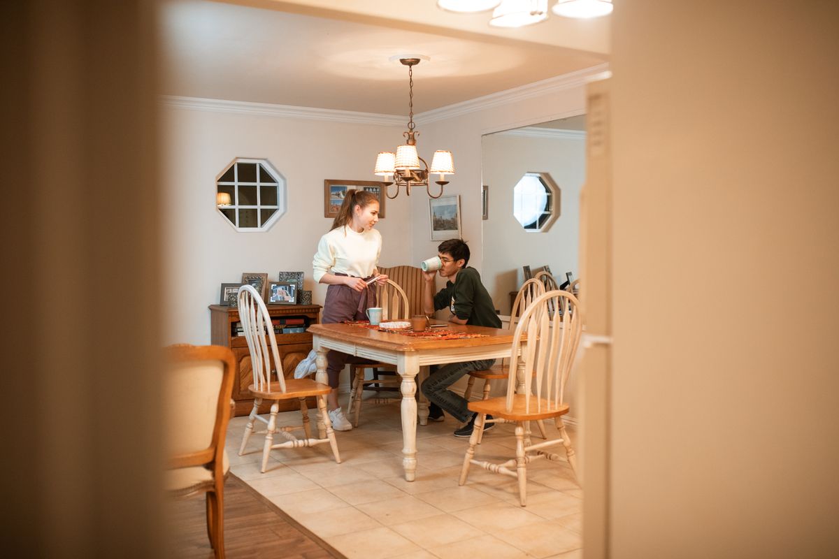 Stel voert een open en ondersteunend gesprek aan de keukentafel