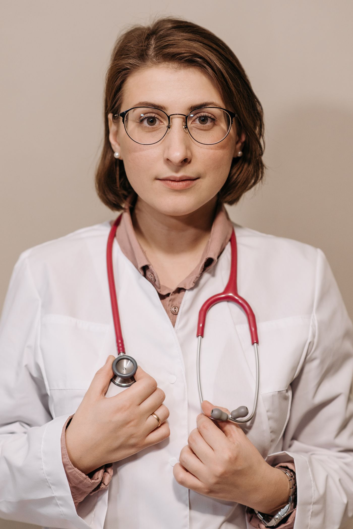 Professionele apotheker rangschikt medicijnen op planken in de apotheek