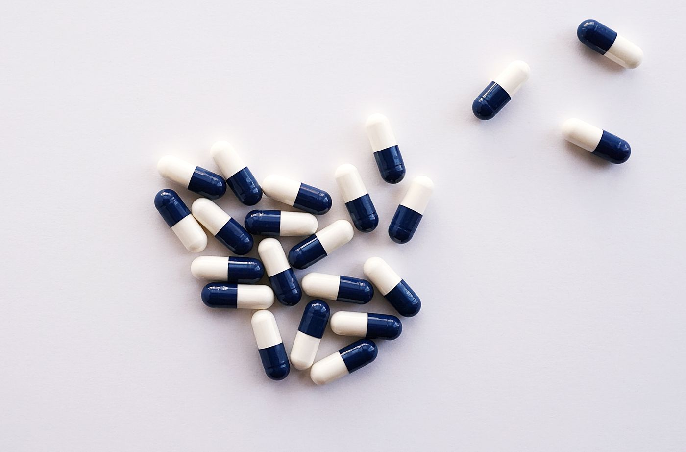 Blauwe tabletten op een wit apotheekoppervlak in professionele setting