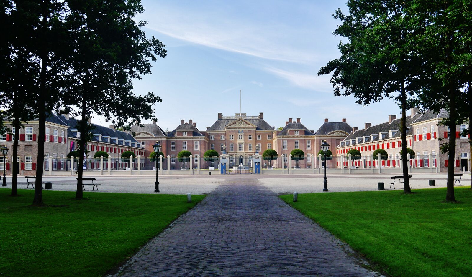 Paleis Het Loo in Apeldoorn met de formele tuinen – Kamagra kopen in Apeldoorn