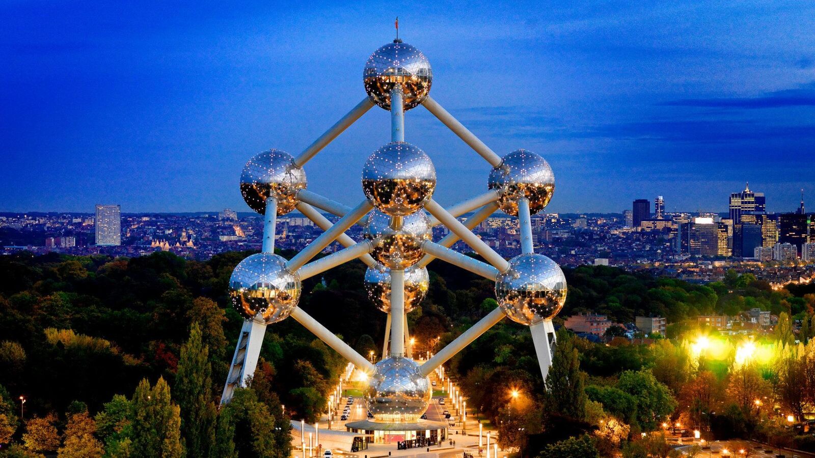 Het Atomium in Brussel tegen een blauwe lucht – Kamagra kopen in Brussel