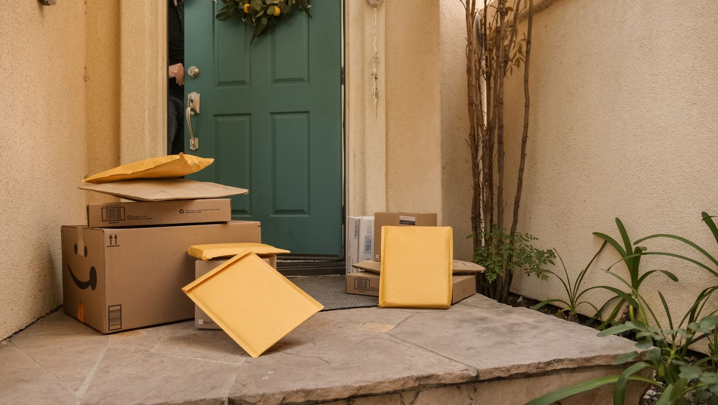 Paketzustellung an einer modernen Haustür in neutraler Verpackung
