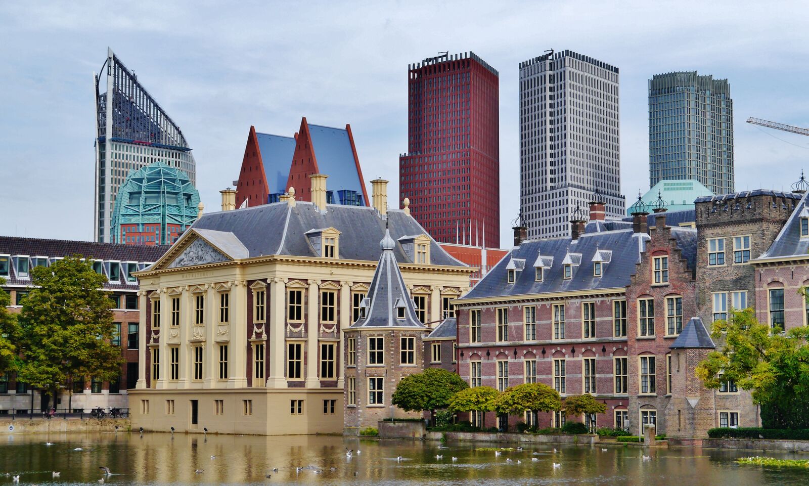Das Binnenhof und der Hofvijver in Den Haag bei Abenddämmerung