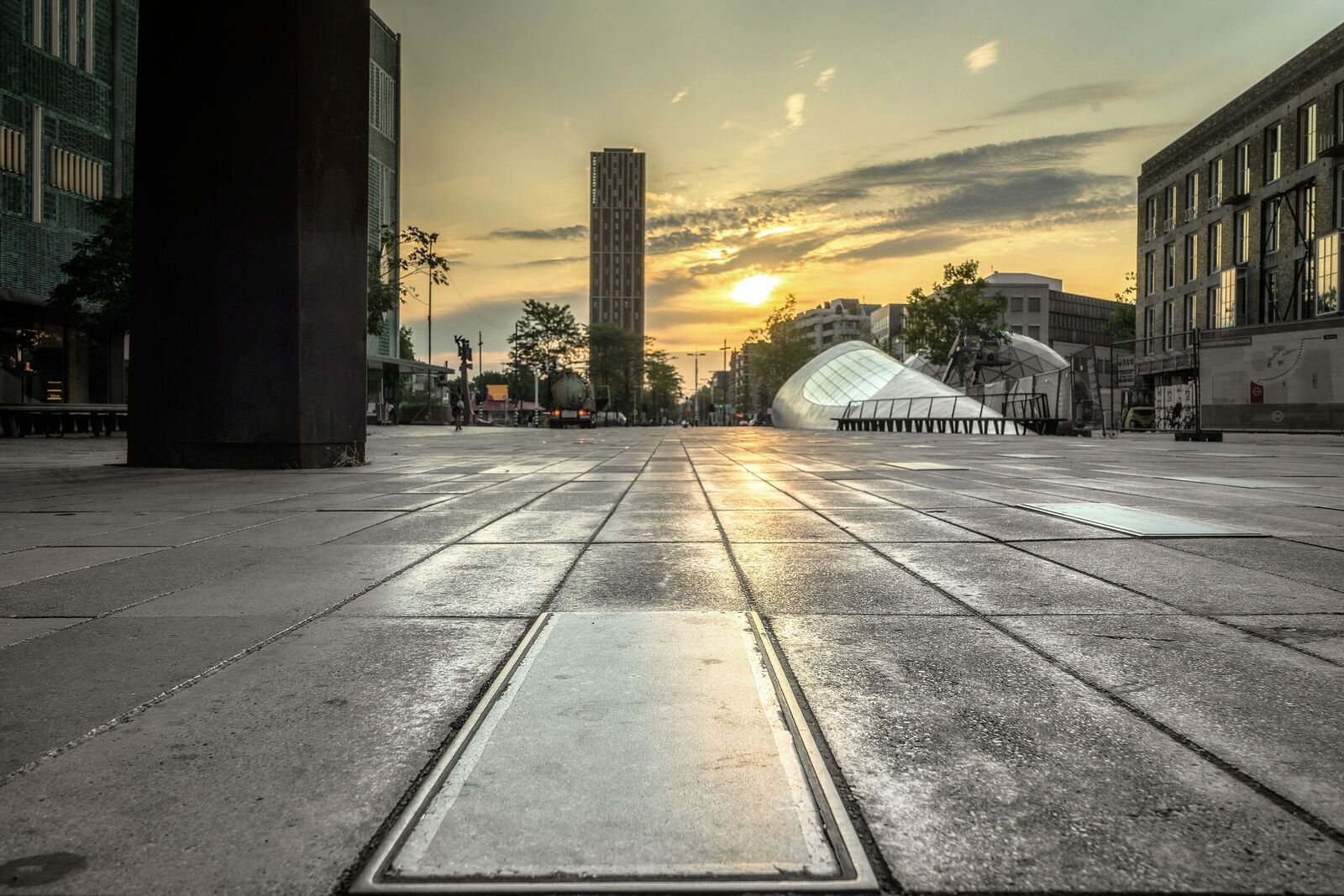Het moderne centrum van Eindhoven met winkelend publiek – Kamagra kopen in Eindhoven