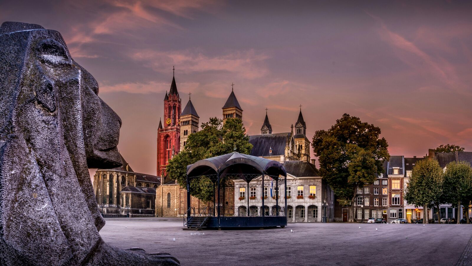 Het Vrijthof in Maastricht met historische gevels en terrassen – Kamagra kopen in Maastricht
