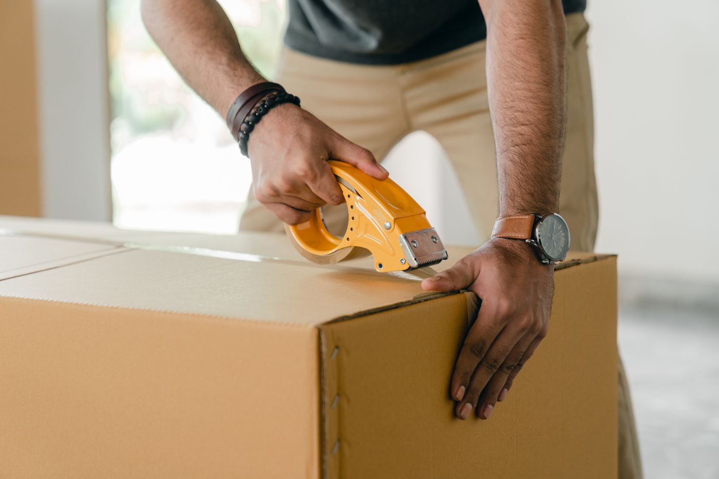 Lieferpaket an der Tür einer modernen Wohnung