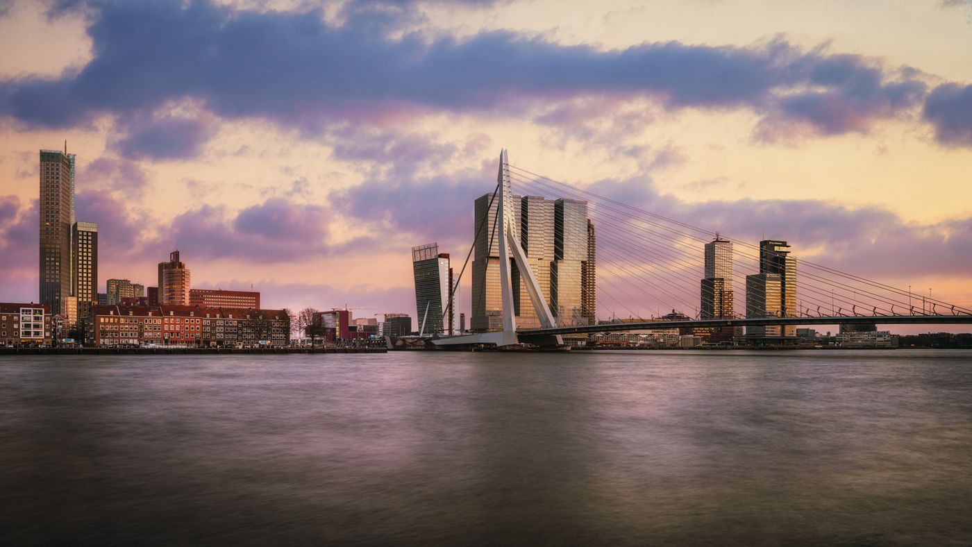Skyline von Rotterdam mit der Erasmusbrücke bei Sonnenuntergang